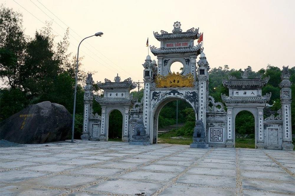 Núi Thiên Cầm là hiểu tượng nơi đây, đặc biệt là có ngôi chùa Cầm Sơn cổ kính.